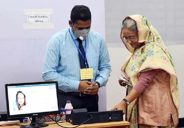 প্রধানমন্ত্রী ও আওয়ামী লীগ সভাপতি শেখ হাসিনা জাতীয় সংসদের ঢাকা-১০ আসনের উপ-নির্বাচনে আজ সকালে ঢাকা সিটি কলেজ কেন্দ্রে ভোট দিয়েছেন