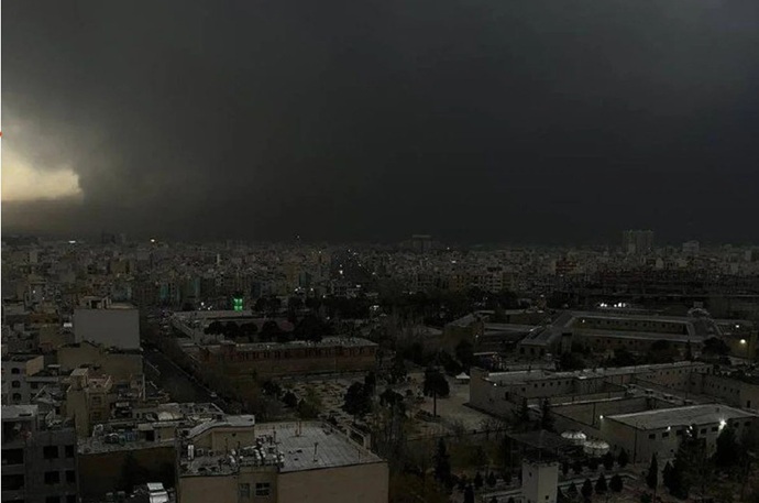 তেহরানের আকাশে ঘন কালো মেঘ, ঝরছে ‘কালো বৃষ্টি’