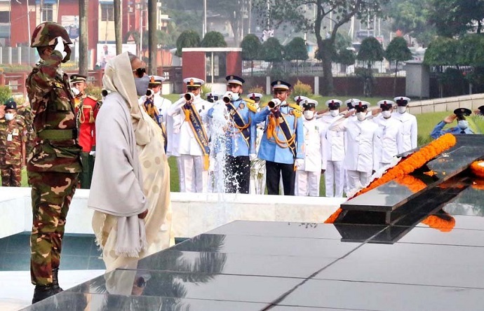 সশস্ত্র বাহিনীর শহীদদের প্রতি প্রধানমন্ত্রীর শ্রদ্ধা