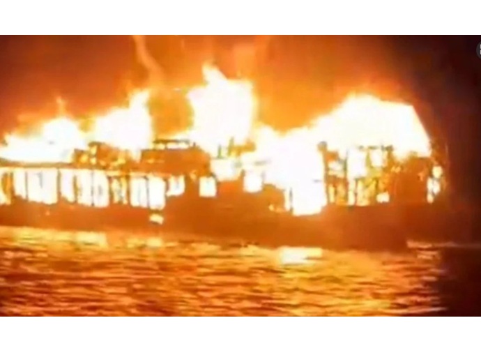 টাঙ্গুয়ার হাওরে পর্যটকবাহী নৌকায় আগুন টাঙ্গুয়ার হাওরে পর্যটকবাহী নৌকায় আগুন