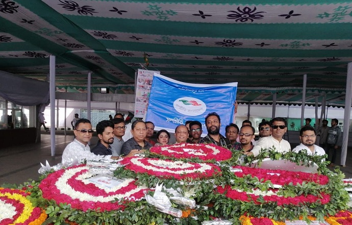 ধানমন্ডি ৩২-এ বঙ্গবন্ধুর প্রতিকৃতিতে সম্প্রীতি বাংলাদেশ-এর কেন্দ্রীয় কমিটির পক্ষ থেকে শ্রদ্ধাঞ্জলি প্রদান করা হয়।