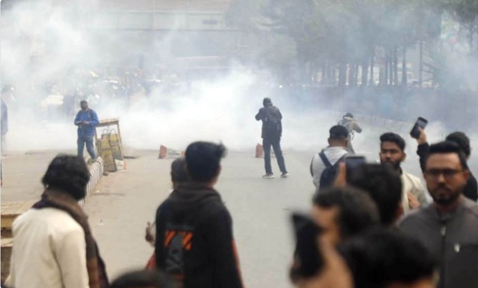 কারওয়ান বাজারে মোবাইল ব্যবসায়ীদের অবস্থান, ধাওয়া-পাল্টাধাওয়া