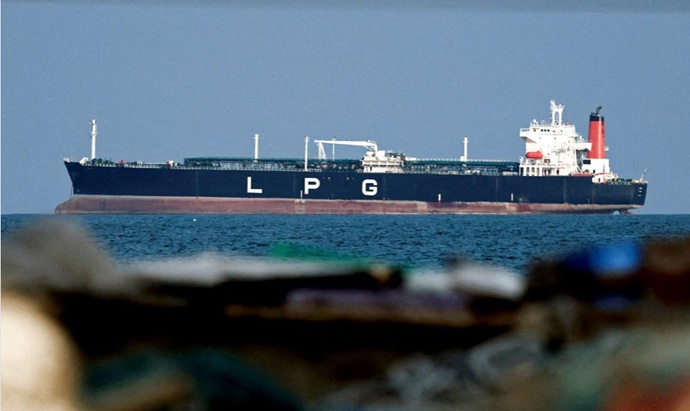 তেল-গ্যাসের অস্থিরতায় এবার ইরানে মার্কিন নিষেধাজ্ঞা শিথিলের ঘোষণা