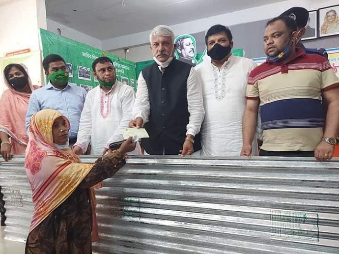 বেড়ায় ক্ষতিগ্রস্তদের মাঝে নগদ অর্থ ও ঢেউটিন বিতরন বেড়ায় ক্ষতিগ্রস্তদের মাঝে নগদ অর্থ ও ঢেউটিন বিতরন