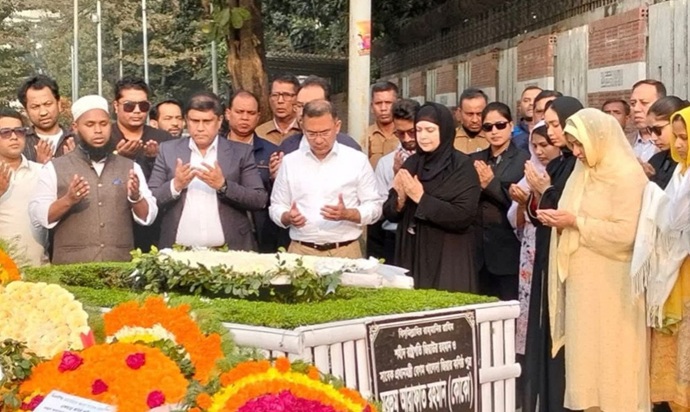 ছোট ভাই আরাফাত রহমান কোকোর কবর জিয়ারত করলেন তারেক রহমান