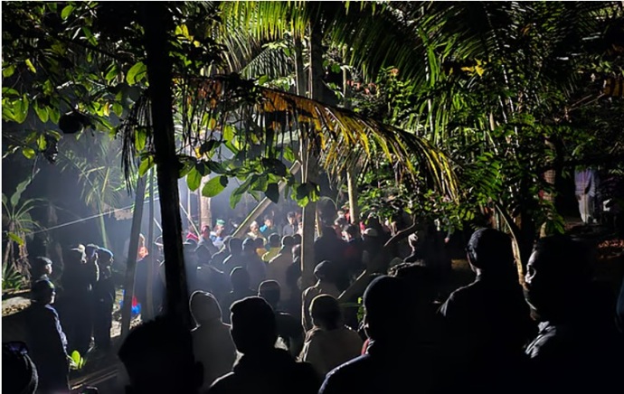 জানাজা শেষে বাগেরহাটের কারাবন্দী ছাত্রলীগ নেতার স্ত্রী-সন্তানকে পাশাপাশি দাফন