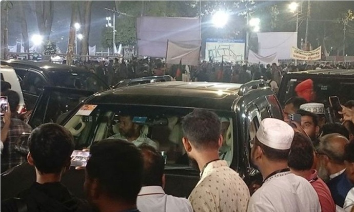 শহীদ মিনারে জামায়াত আমিরকে দেখে ‘রাজাকার’ স্লোগান, উত্তেজনা