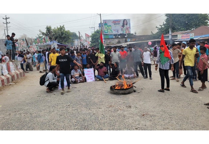 পাবনা বেড়ায় আসন পুনর্বহালের দাবিতে মহাসড়ক অবরোধ পাবনা বেড়ায় আসন পুনর্বহালের দাবিতে মহাসড়ক অবরোধ