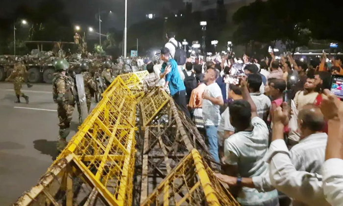 বঙ্গভবনের সামনে বিক্ষোভে দুই শিক্ষার্থীসহ আহত ৩ বঙ্গভবনের সামনে বিক্ষোভে দুই শিক্ষার্থীসহ আহত ৩