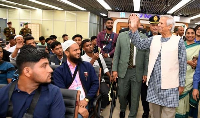 প্রবাসীরা বিমান বন্দরে অতিথির মত সম্মান পাবেন : প্রধান উপদেষ্টা প্রবাসীরা বিমান বন্দরে অতিথির মত সম্মান পাবেন : প্রধান উপদেষ্টা