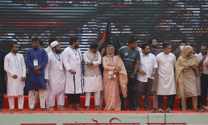 মঞ্চে নাহিদ-আখতারসহ জুলাই অভ্যুত্থানের নায়করা মঞ্চে নাহিদ-আখতারসহ জুলাই অভ্যুত্থানের নায়করা