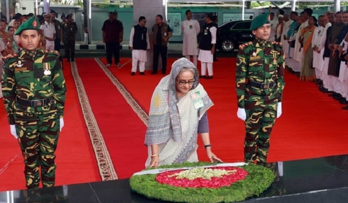 ঐতিহাসিক ছয় দফা দিবসে বঙ্গবন্ধুর প্রতিকৃতিতে প্রধানমন্ত্রীর শ্রদ্ধা নিবেদন