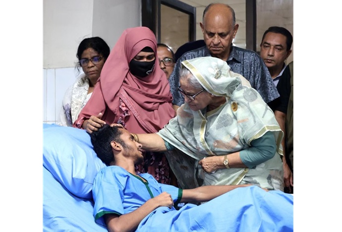 দেশব্যাপী তান্ডবে আহতদের দেখতে কুর্মিটোলা হাসপাতালে প্রধানমন্ত্রী দেশব্যাপী তান্ডবে আহতদের দেখতে কুর্মিটোলা হাসপাতালে প্রধানমন্ত্রী