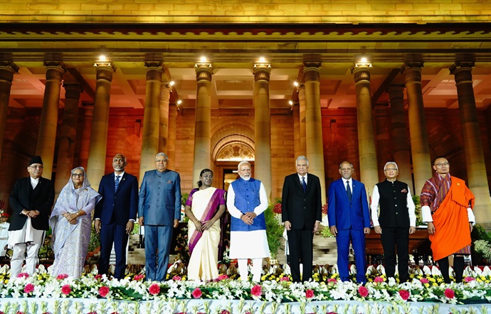 ​​​​​​​প্রধানমন্ত্রী শেখ হাসিনা আজ ভারতের প্রধানমন্ত্রী নরেন্দ্র মোদীর শপথ গ্রহণ অনুষ্ঠান শেষে তার সঙ্গে সংক্ষিপ্ত শুভেচ্ছা বিনিময়।