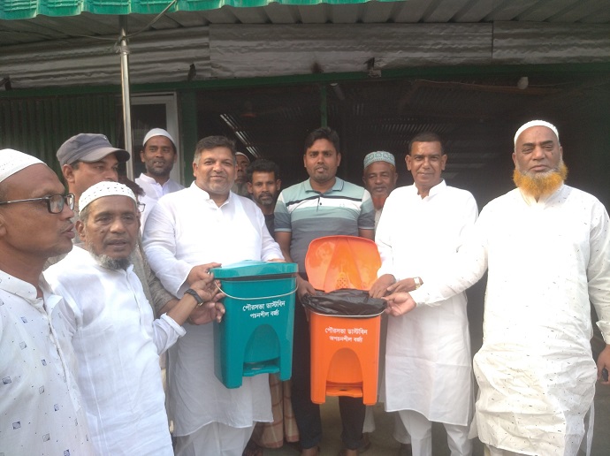 পৌর নাগরিকদের মাঝে বিনামূল্যে ডাস্টবিন বিতরণ পৌর নাগরিকদের মাঝে বিনামূল্যে ডাস্টবিন বিতরণ