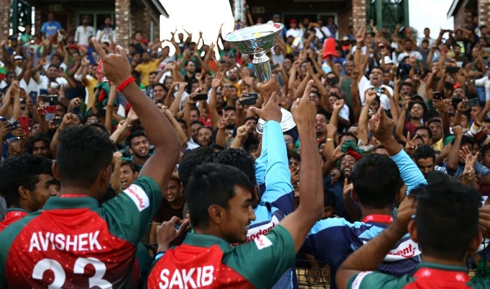 জুনিয়র টাইগাররা বিশ্বকাপ জিতে ট্রফি নিয়ে দেশের মাটিতে