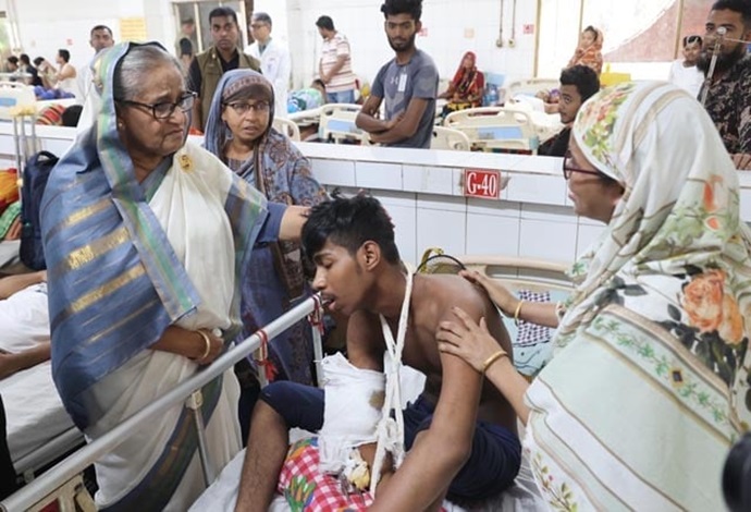 আহতদের দেখতে পঙ্গু হাসপাতালে প্রধানমন্ত্রী আহতদের দেখতে পঙ্গু হাসপাতালে প্রধানমন্ত্রী
