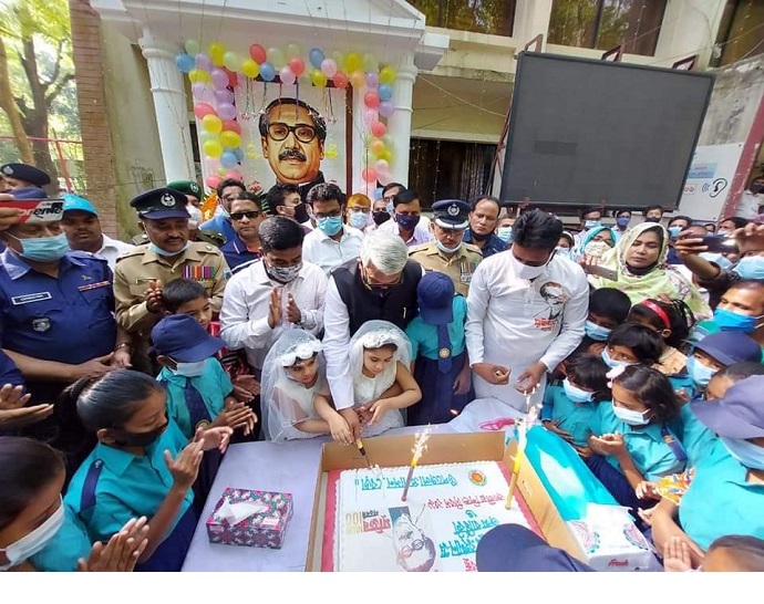 স্বরাষ্ট্র মন্ত্রনালয় সম্পর্কিত সংসদীয় স্থায়ী কমিটির সভাপতি বীরমুক্তিযোদ্ধা এ্যাড.শামসুল হক টুকু এম,পি। স্বরাষ্ট্র মন্ত্রনালয় সম্পর্কিত সংসদীয় স্থায়ী কমিটির সভাপতি বীরমুক্তিযোদ্ধা এ্যাড.শামসুল হক টুকু এম,পি।