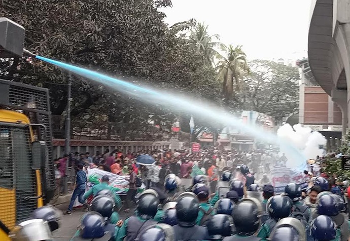 সাউন্ড গ্রেনেড-জলকামান দিয়ে সরিয়ে দেওয়া হলো আউটসোর্সিং কর্মচারীদের সাউন্ড গ্রেনেড-জলকামান দিয়ে সরিয়ে দেওয়া হলো আউটসোর্সিং কর্মচারীদের