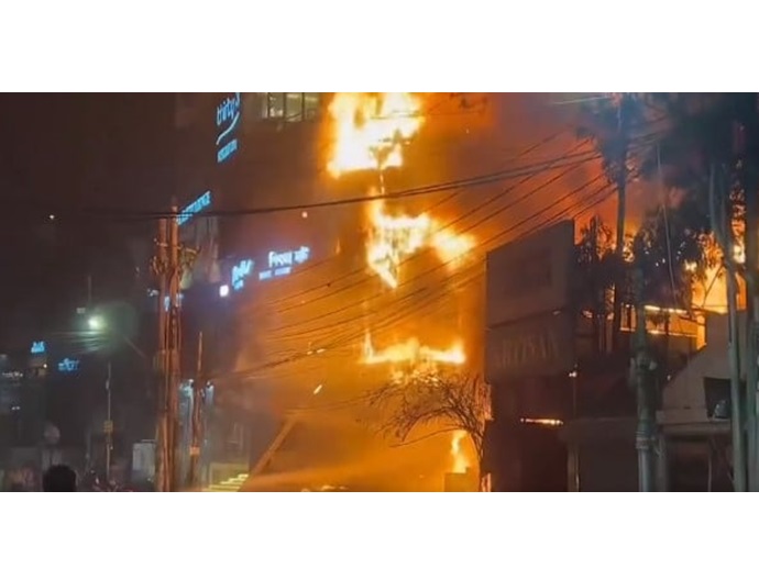 বেইলি রোডে অগ্নিকান্ডে মৃতের সংখ্যা বেড়ে ৪৬, দগ্ধরাও সংকটাপন্ন: স্বাস্থ্যমন্ত্রী