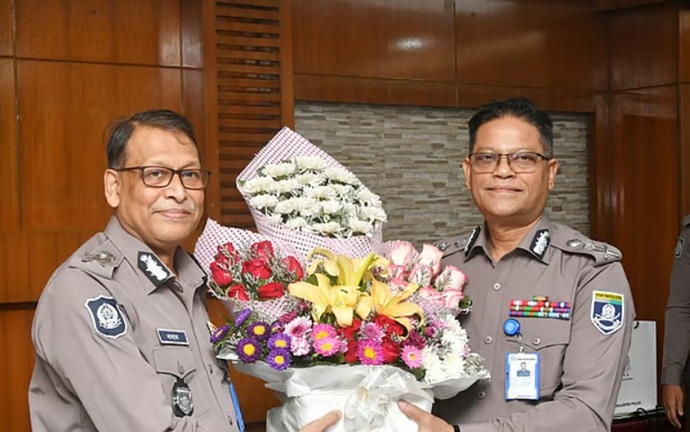 আইজিপির দায়িত্ব নিলেন আলী হোসেন, বাহারুল আলমের বিদায়