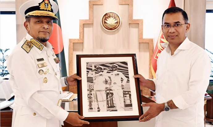 প্রধানমন্ত্রীর সঙ্গে নৌবাহিনী প্রধানের সৌজন্য সাক্ষাৎ