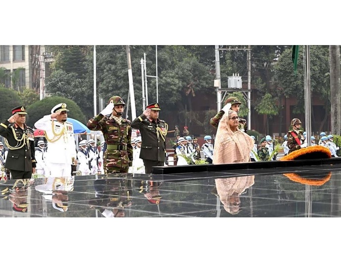 শিখা অনির্বাণে সশস্ত্র বাহিনীর বীর শহীদদের প্রতি শ্রদ্ধা নিবেদন প্রধানমন্ত্রীর