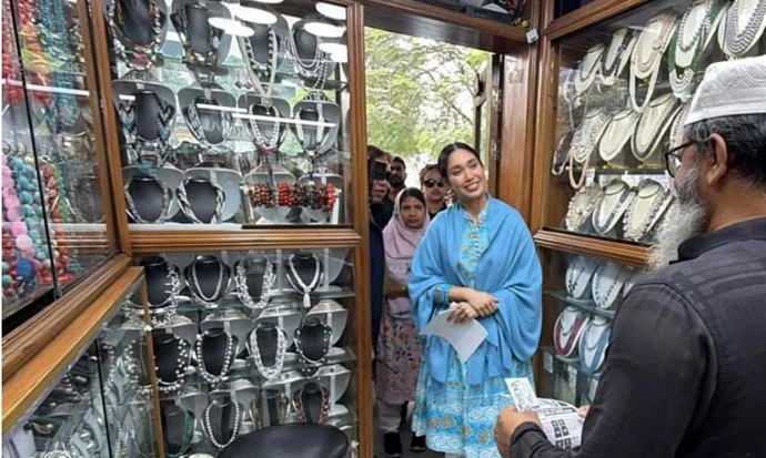 ‘আমার আব্বা ঢাকা-১৭ আসনে ধানের শীষ প্রার্থী, তার পক্ষে ভোট চাইতে এসেছি’