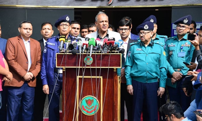 অপরাধীদের আইনের আওতায় আনতে হবে: স্বরাষ্ট্র উপদেষ্টা অপরাধীদের আইনের আওতায় আনতে হবে: স্বরাষ্ট্র উপদেষ্টা