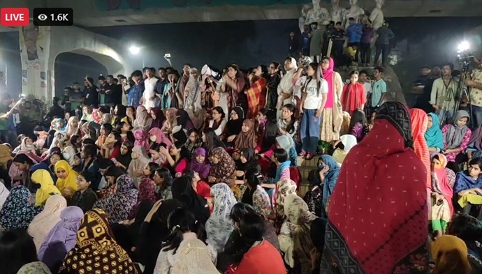 ধর্ষণের বিচারের দাবিতে ২৪ ঘন্টা সময় বেঁধে দিলেন শিক্ষার্থীরা ধর্ষণের বিচারের দাবিতে ২৪ ঘন্টা সময় বেঁধে দিলেন শিক্ষার্থীরা