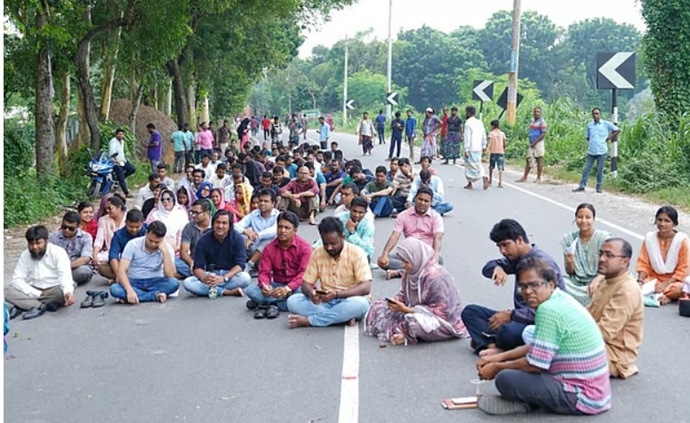 মহাসড়ক অবরোধ করে রবীন্দ্র বিশ্ববিদ্যালয়ের শিক্ষক–শিক্ষার্থীদের সেমিনার