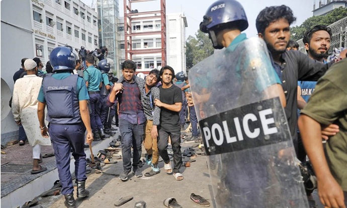 সচিবালয়ে আইন-শৃঙ্খলা রক্ষা বাহিনীর সঙ্গে সংঘর্ষে আহত ৩৫ শিক্ষার্থী ঢামেকে সচিবালয়ে আইন-শৃঙ্খলা রক্ষা বাহিনীর সঙ্গে সংঘর্ষে আহত ৩৫ শিক্ষার্থী ঢামেকে