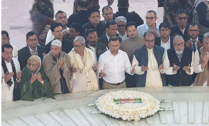 বাবার কবর জিয়ারত করলেন তারেক রহমান