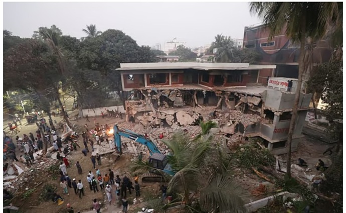 ধানমন্ডি ৩২ নম্বরে ফুল দিতে গিয়ে ৪ জন গ্রেপ্তার, সন্ত্রাসবিরোধী আইনে মামলা