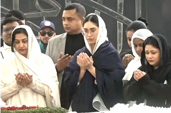 খালেদা জিয়ার কবর জিয়ারত করলেন নাতনি জাইমা ও পরিবারের সদস্যরা