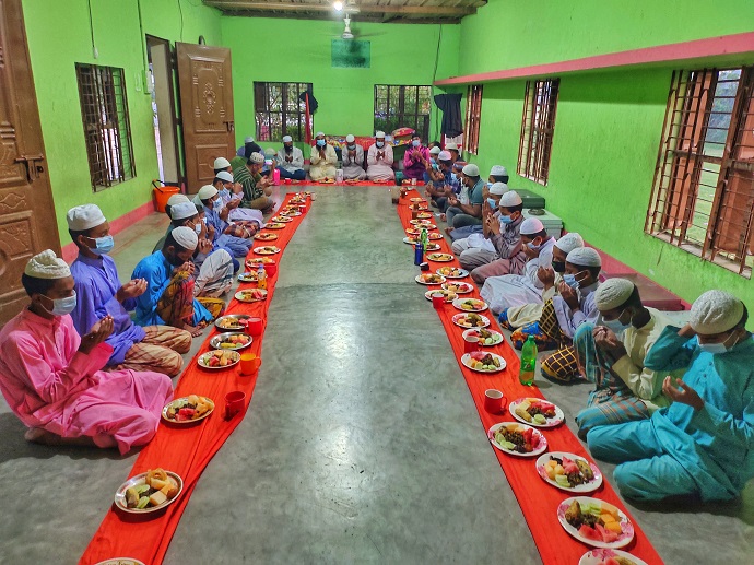 বেড়া বাইকারস ক্লাবের উদ্যোগে এতিমদের ইফতার বিতরণ