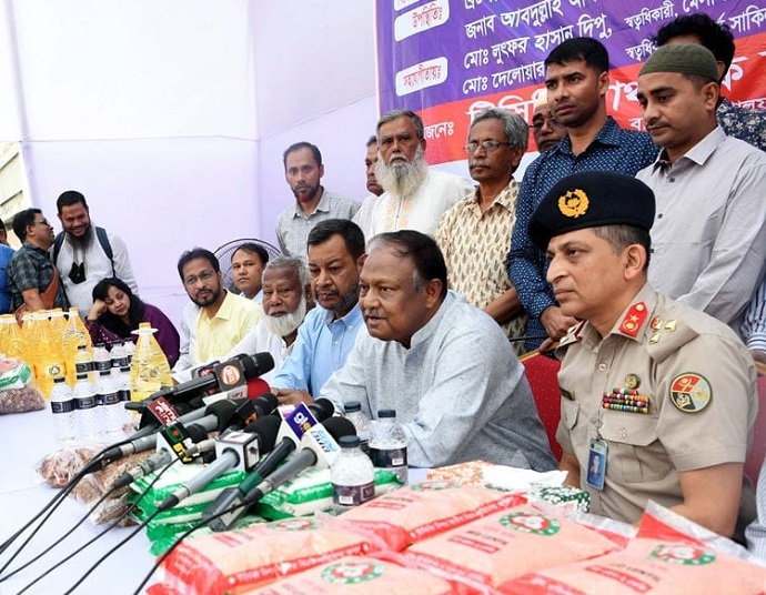 রমজান উপলক্ষে টিসিবির পণ্য বিক্রি শুরু, ফ্যামিলি কার্ডের সংখ্যা বাড়ানোর কথা জানালেন বাণিজ্যমন্ত্রী রমজান উপলক্ষে টিসিবির পণ্য বিক্রি শুরু, ফ্যামিলি কার্ডের সংখ্যা বাড়ানোর কথা জানালেন বাণিজ্যমন্ত্রী