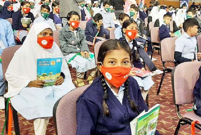 বছরের প্রথম দিনে নতুন বই নিয়ে বাড়ি ফিরেছে শিক্ষার্থীরা বছরের প্রথম দিনে নতুন বই নিয়ে বাড়ি ফিরেছে শিক্ষার্থীরা
