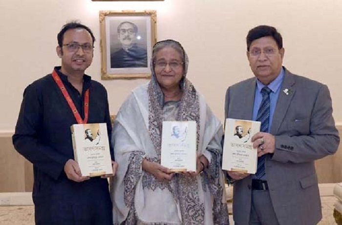 প্রধানমন্ত্রী শেখ হাসিনা আজ পররাষ্ট্রমন্ত্রী ড. এ. কে. আব্দুল মোমেন সম্পাদিত ‘‘ভাষণসমগ্র, শেখ মুজিবুর রহমান’’ বইয়ের মোড়ক উন্মোচন করেছেন