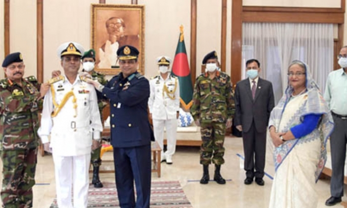 নতুন নৌ-বাহিনী প্রধানকে ভাইস-অ্যাডমিরালের র্যাঙ্ক ব্যাজ পরানো হলো নতুন নৌ-বাহিনী প্রধানকে ভাইস-অ্যাডমিরালের র্যাঙ্ক ব্যাজ পরানো হলো