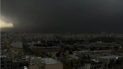 তেহরানের আকাশে ঘন কালো মেঘ, ঝরছে ‘কালো বৃষ্টি’