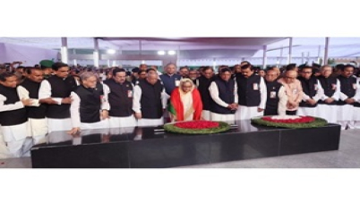 বঙ্গবন্ধুর প্রতিকৃতিতে আওয়ামী লীগসহ বিভিন্ন সংগঠনের শ্রদ্ধা