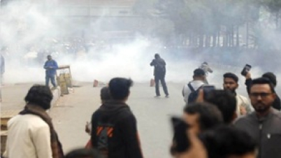 কারওয়ান বাজারে মোবাইল ব্যবসায়ীদের অবস্থান, ধাওয়া-পাল্টাধাওয়া কারওয়ান বাজারে মোবাইল ব্যবসায়ীদের অবস্থান, ধাওয়া-পাল্টাধাওয়া