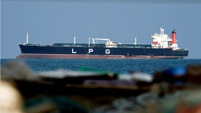 তেল-গ্যাসের অস্থিরতায় এবার ইরানে মার্কিন নিষেধাজ্ঞা শিথিলের ঘোষণা