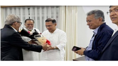 তারেক রহমানকে ফুলের শুভেচ্ছা জানালেন মির্জা ফখরুল