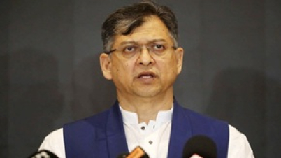 ডাকসুতে বিজয়ীদের অভিনন্দন জানালেন সালাহউদ্দিন আহমেদ