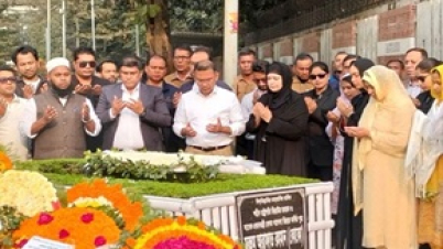 ছোট ভাই আরাফাত রহমান কোকোর কবর জিয়ারত করলেন তারেক রহমান