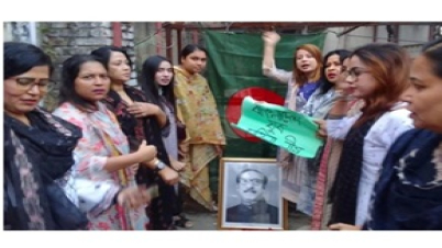 আওয়ামী লীগের ধানমন্ডি অফিসের ফটকে বঙ্গবন্ধুর ছবি রেখে স্লোগান আওয়ামী লীগের ধানমন্ডি অফিসের ফটকে বঙ্গবন্ধুর ছবি রেখে স্লোগান