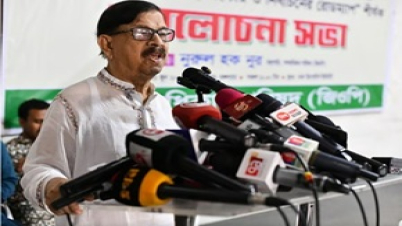 প্রধান উপদেষ্টা জবাব দেন না, মিষ্টি হাসি দিয়ে বিদায় করে দেন:
