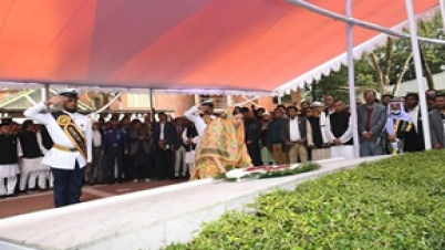টুঙ্গিপাড়ায় বঙ্গবন্ধুর সমাধিসৌধে স্পিকারের শ্রদ্ধাঞ্জলী
